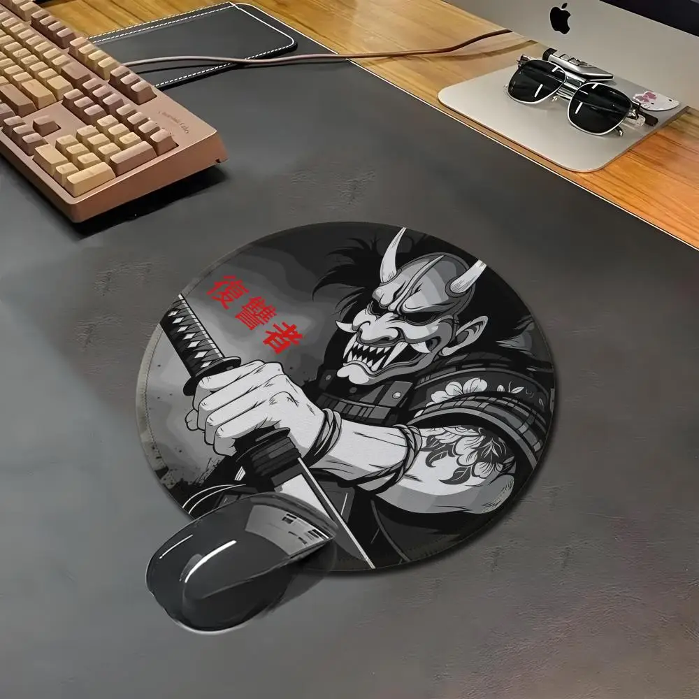 HYBXAXC Samurai Oni Mask Round Mouse Pad Non-slip Large Desk Mat for Gaming Office Laptop Keyboard Decor