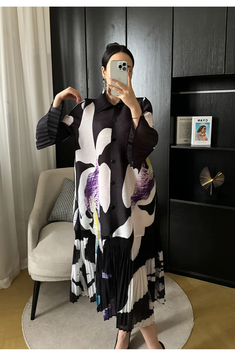 Miyake Plissierter Cardigan mit Knopfleiste, Frühjahr 2024, Neues Damenkleid mit Print, Revers und Blütenknospenärmeln, Sommerliches Damenkleid in Mittellänge – Detail 10