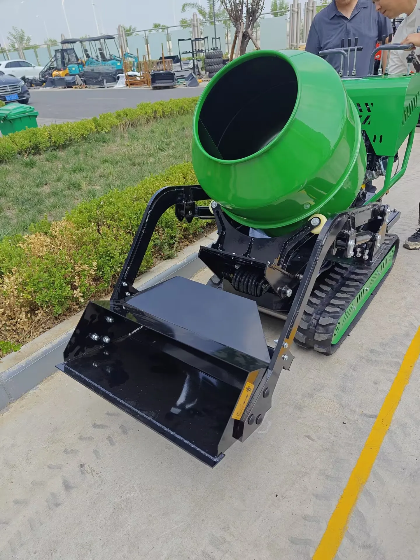 YG Customized 145L Crawler Concrete Mixer Machines Mini Mobile Self Loading Concrete Mixer Truck
