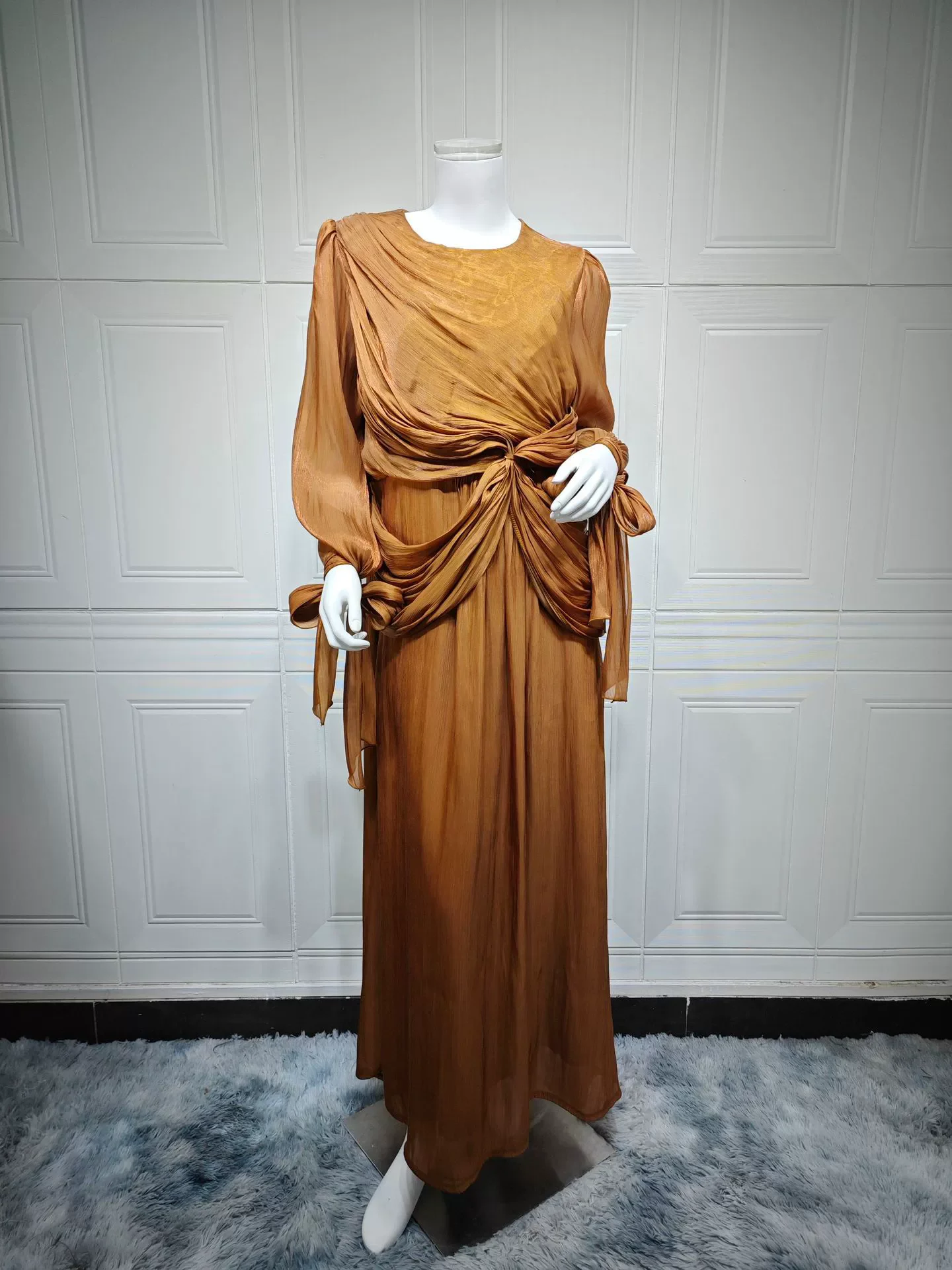 Langes Kleid aus Saudi-Arabien, langes Robenkleid aus dem Nahen Osten in Dubai, modisches muslimisches Damenkleid, Kleid mit glitzernder Taille