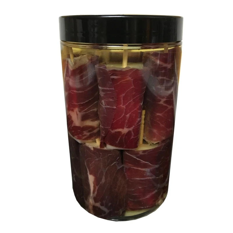 Pincho de cecina y queso en aceite     . Producto gourmet.