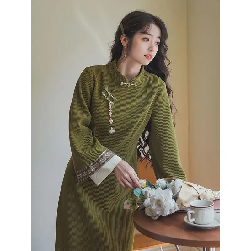 

Green cheongsam Traditional Chinese waistcoat dress corduroy long sleeve embroidery gentle daily dress women qipao dress 치파오