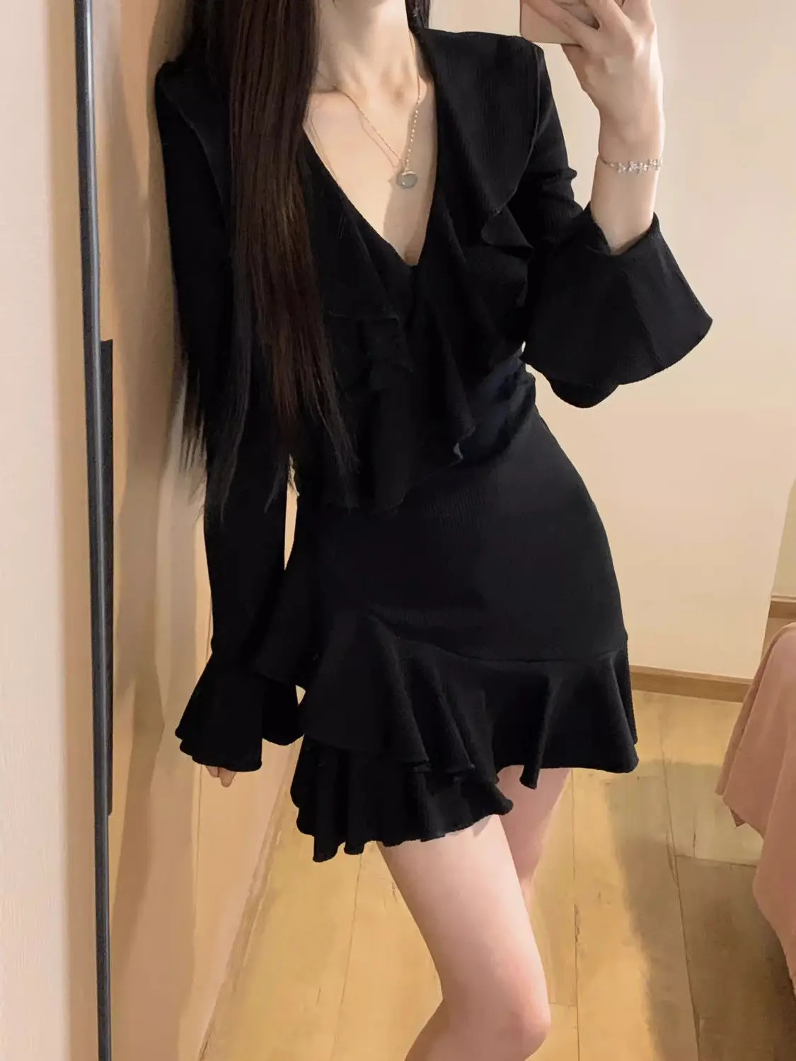

Winter Sexyv-neck Mini Black Dress Women French Vintage Irregular Ruffles Design Dress Autumn Korean Elegant Fashion Party Dress