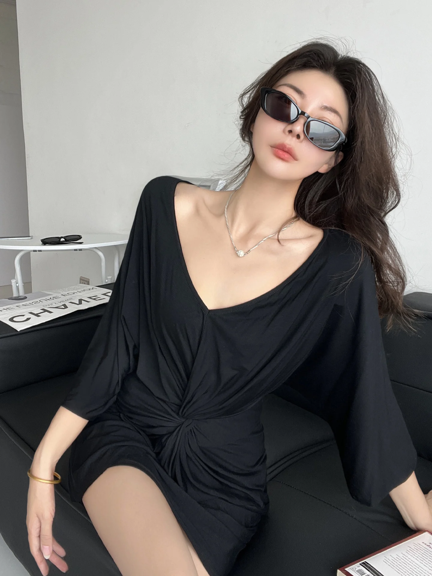 

Сексуальное черное платье с V-образным вырезом, высокой талией, разрезом, короткой юбкой, утягивающим поясом, узлом-перекрутом и плиссировкой, облегающее, Pure Desire