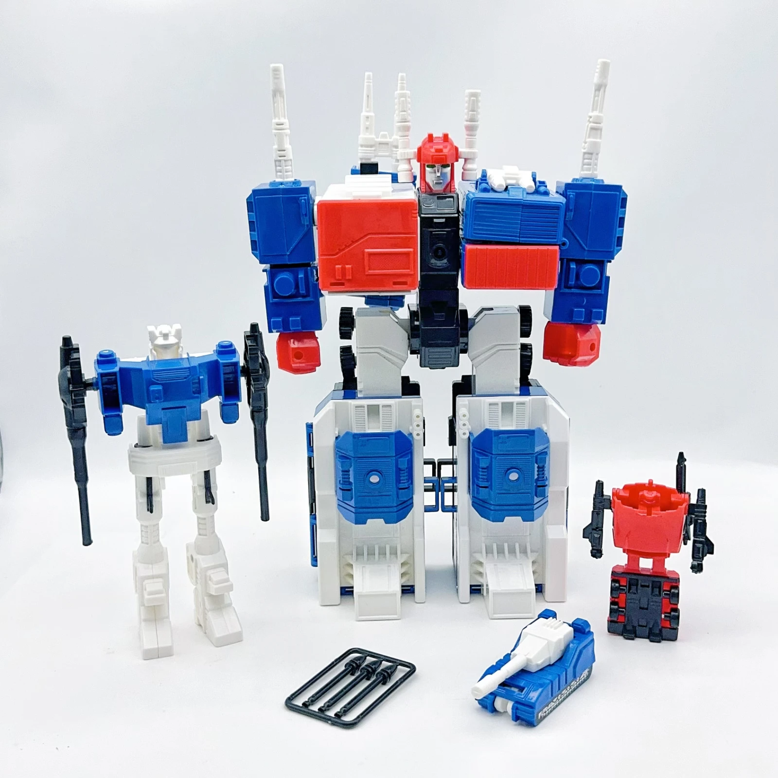 

Transformation Blue Metroplex Ko G1 Three Transformations Action Figures Toy Gift Collection