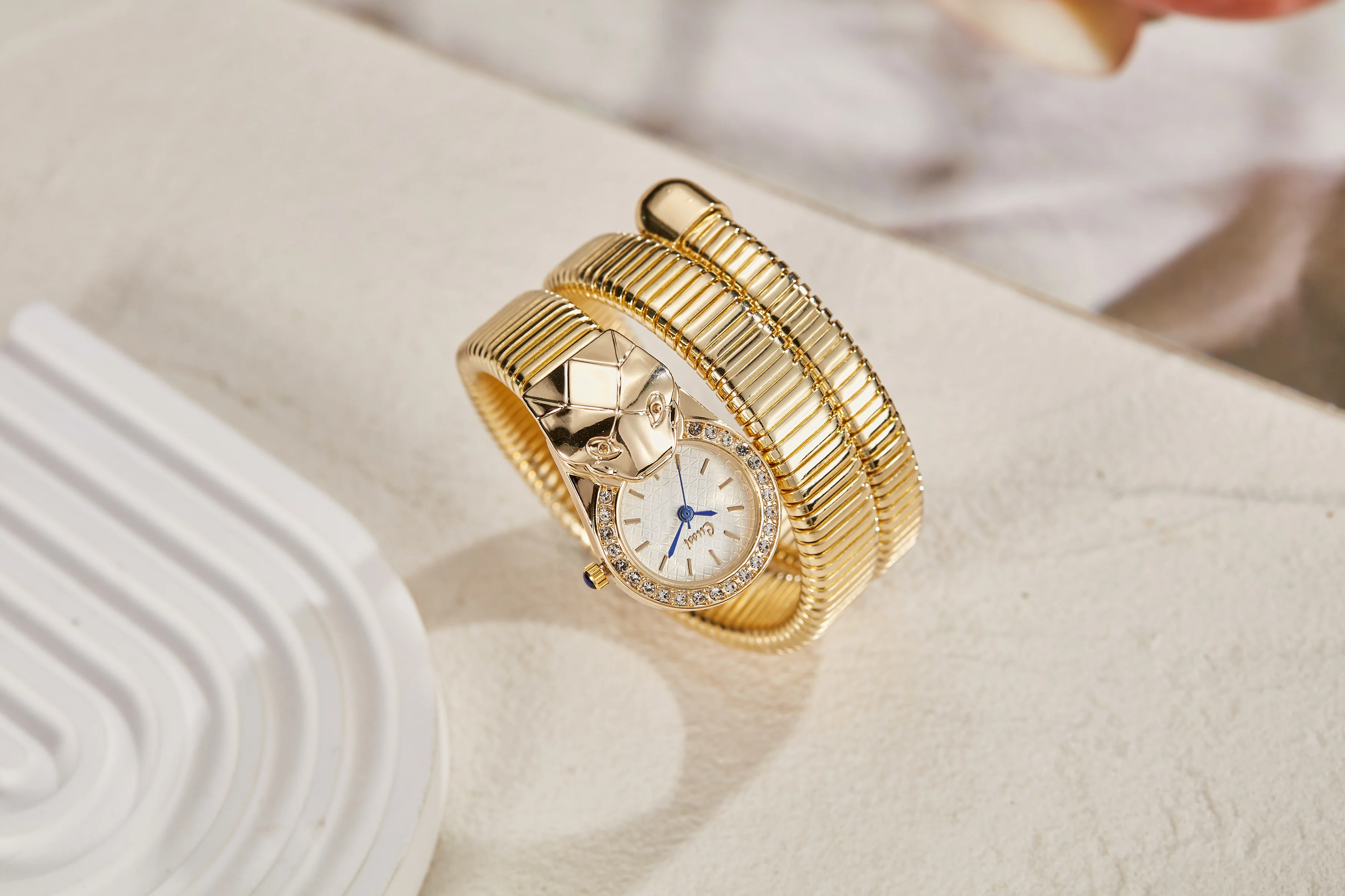 ساعة نسائية جديدة على شكل ثعبان على شكل شخصية ساعات عصرية على شكل خاص ساعة كوارتز مع سوار دائري ملفوف بحزام معدني