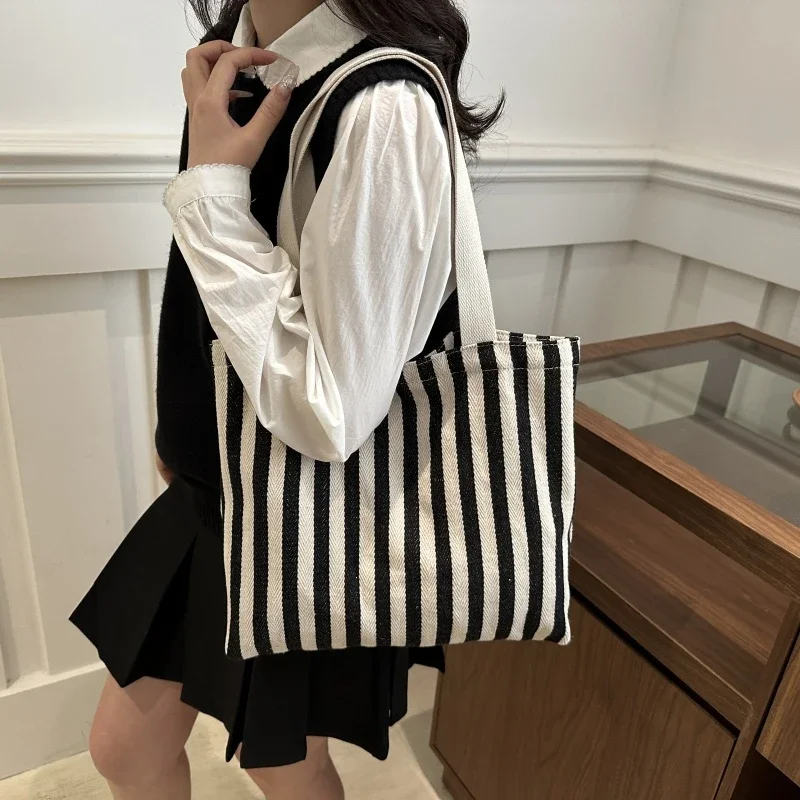 

Trendy Designer Minimalist Diaper Bags For Ladies Large Capacity Leather Shoulder Bag Simple Vintage Commuter Bag Elegant