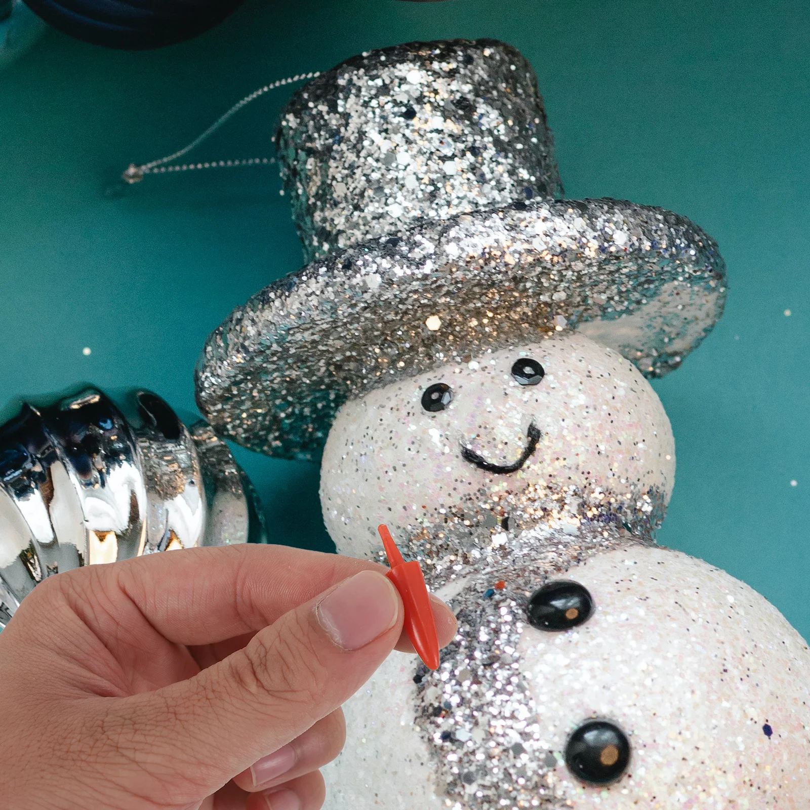 300 szt. Świąteczne akcesoria Świętego Mikołaja - czerwone nosy do rękodzieła DIY, wysokiej jakości plastikowe dekoracje bałwana