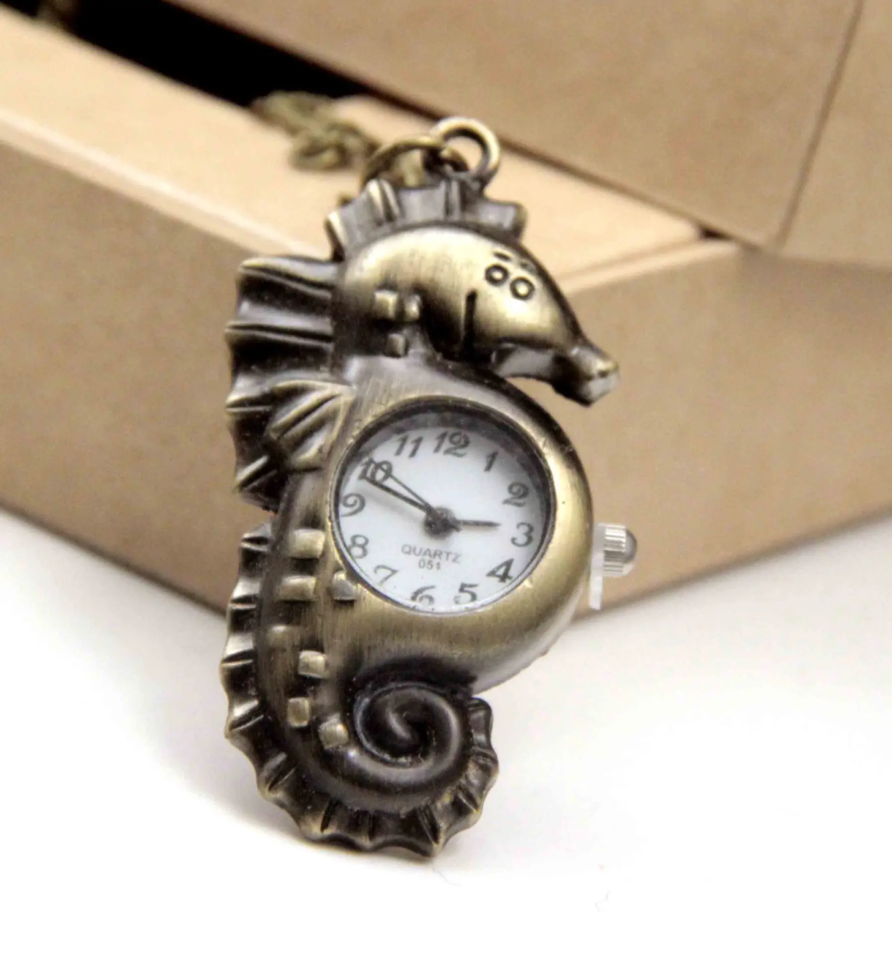 ​ 15 أنواع جديدة من الرسوم المتحركة العصرية خمر الإغاثة جوفاء فليب نمط ساعة الجيب على سلسلة قلادة قلادة هدايا عيد الميلاد