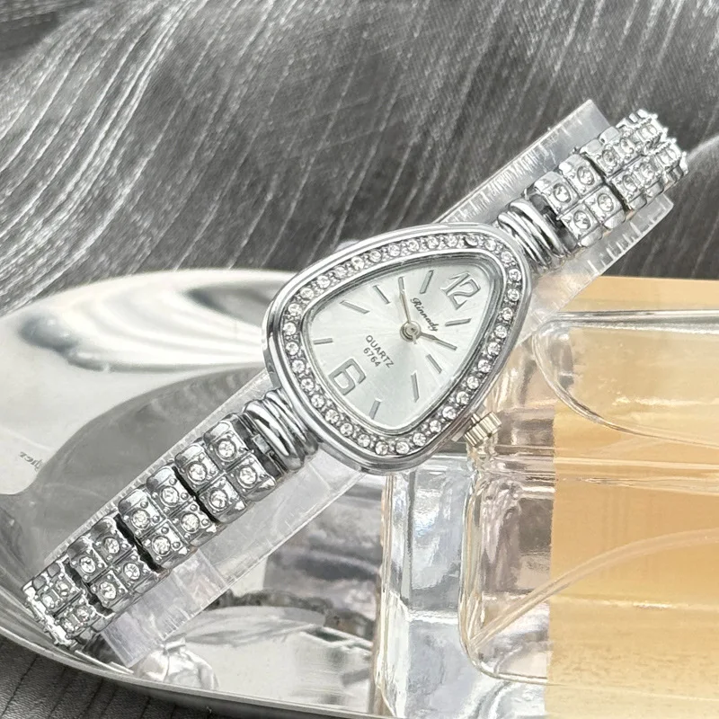 Stylish snake bracelet watch, creative niche simple snake head diamond quartz watch
