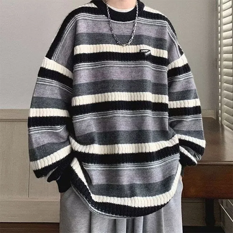 เสื้อกันหนาวลายทางสำหรับผู้ชายเสื้อถักแบบสวมหัวคอกลมแขนยาวเสื้อถักแบบวินเทจทรงหลวมเสื้อผ้าแนวสตรีทให้ความอบอุ่นสำหรับฤดูใบไม้ร่วงและฤดูหนาว