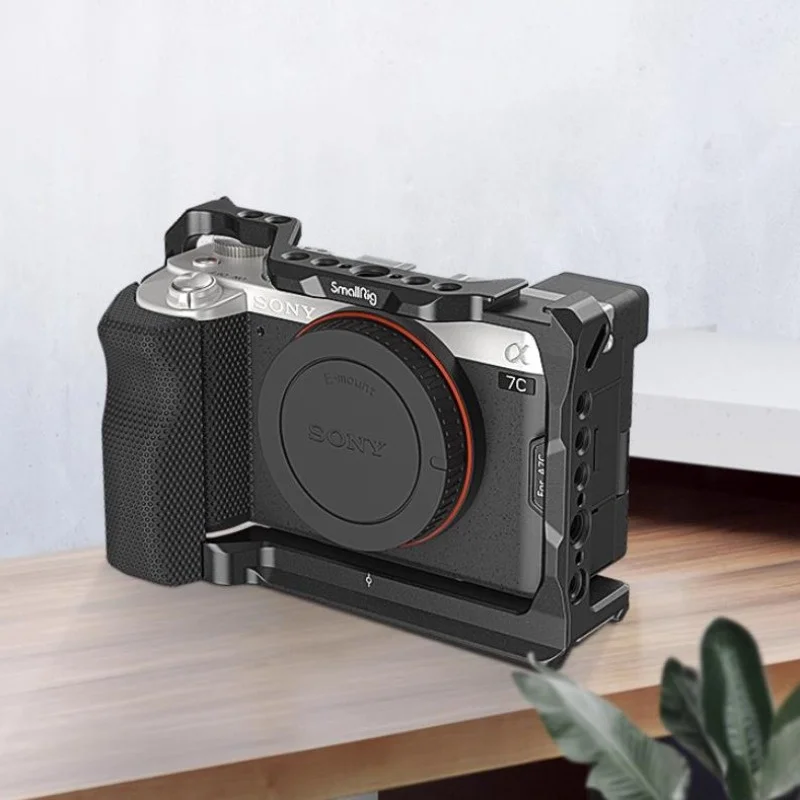 قفص كاميرا صغير الحجم مع مقبض جانبي من السيليكون لهاتف Sony A7C مع فتحات تحديد موقع لوحة ARRI سريعة الإصدار Arca والحذاء البارد