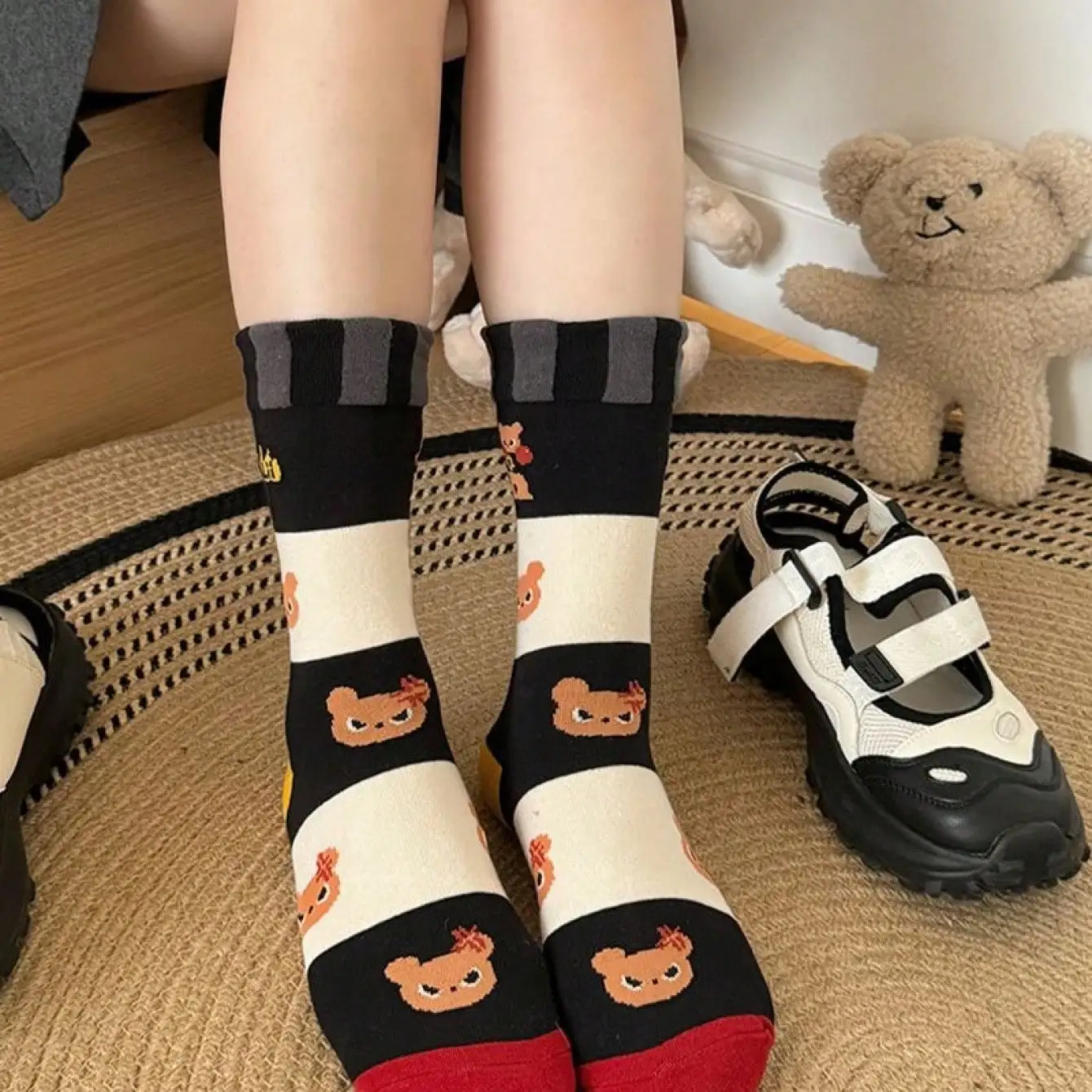 4 أزواج من جوارب الشطرنج باللونين الأبيض والأسود الجديدة لعام 2025، سلسلة الدب اللطيفة والغمزة الكرتونية، جوارب عصرية للنساء