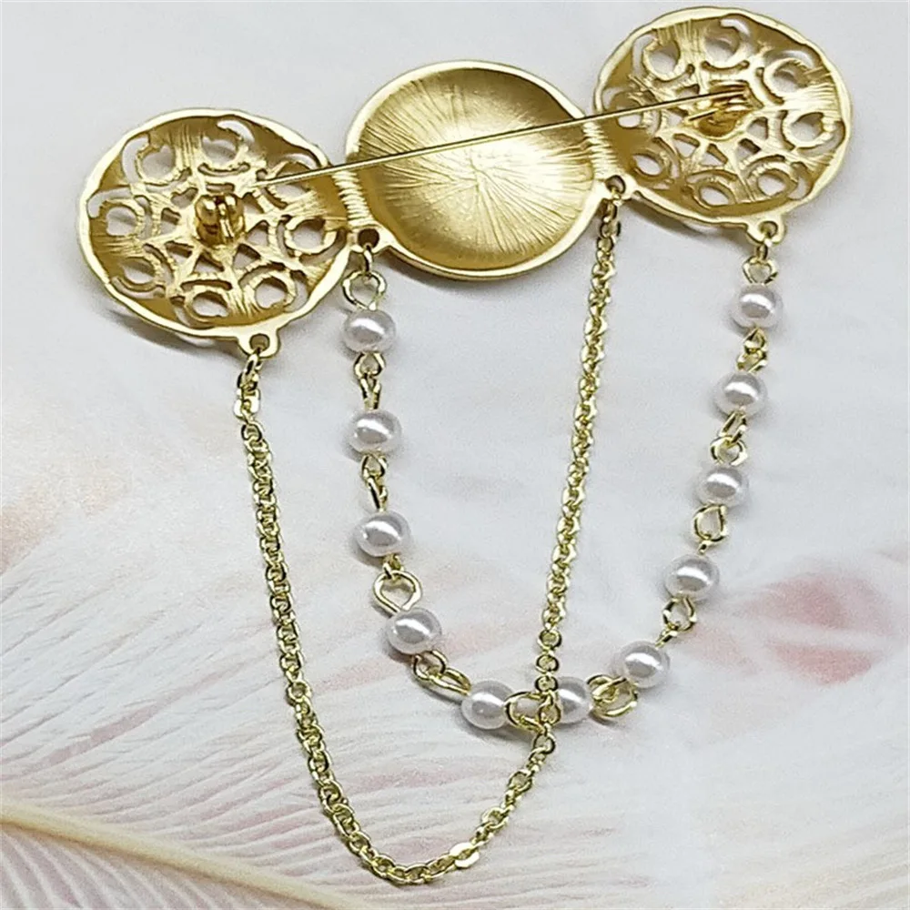Round plaque relief portrait chain brooch, retro gold chest flower temperament atmospheric brooch accessory