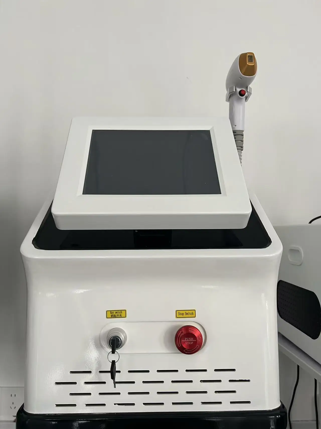 

Diode Laser Hair Removal Machine for Women 3 Wavelength High Power 3000W 808nm 755nm 1064nm 808 Epilator Device for Salon