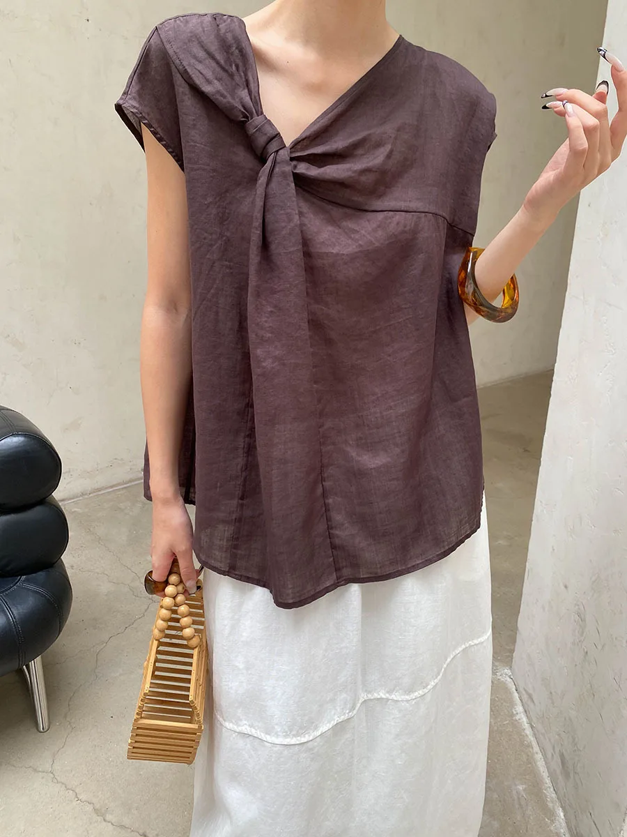Sommerliches Damen-Shirt in unregelmäßiger, einfarbiger Ausführung mit gedrehten, lockeren und schmal geschnittenen Ärmeln. – Detail 16