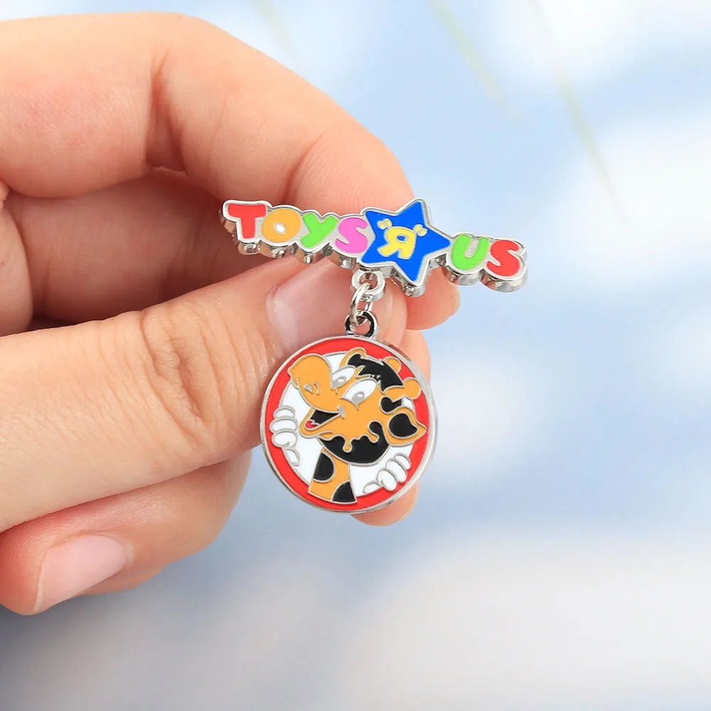 Lustige Retro-Spielzeugladen-Emaille-Pins, Niedliche Cartoon-Giraffe mit Hängendem Buchstabenschild, Nostalgische Kinder-Abzeichen, Rucksack-Anstecknadel – Detail 4
