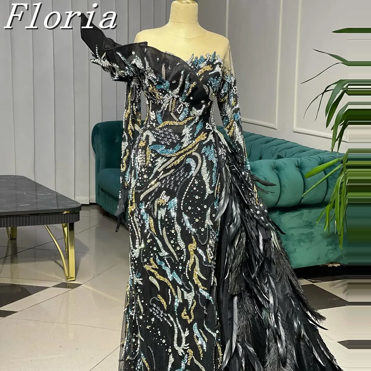 Черно-красные ковровые платья со шлейфом из перьев. Изысканные блестящие бисерные платья русалки ручной работы с длинными рукавами. Макси-платья для торжественных случаев.