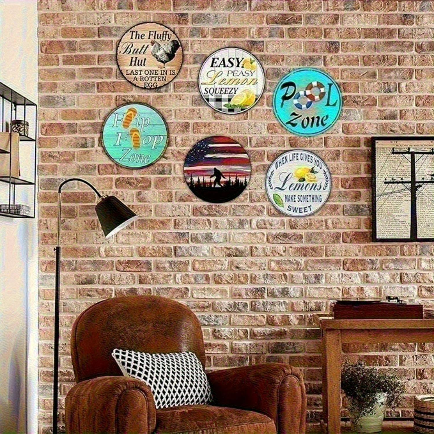 مسطح ثنائي الأبعاد، مسطح ثنائي الأبعاد هذا المنزل تحت علامة إكليل عيد الميلاد لمراقبة قزم - ديكور حائط دائري من الألومنيوم مقاس 8 × 8 بوصة مع جنوم وكاليفورنيا