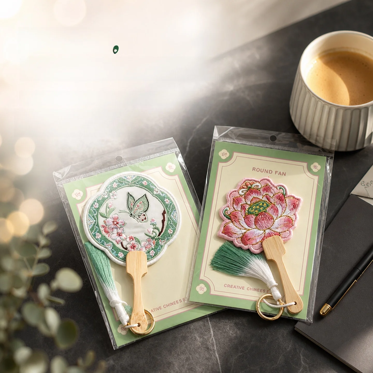decorazioni-da-tavolo-in-stile-cinese-in-miniatura-e-ricamate-con-manico-in-bambu-e-nappine-perfette-come-ciondoli-per-borse-e-come-oggetti-da-collezione