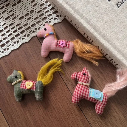 Premium Stuffed Fabric Plaid Little Pony Hair Clip Handmade Brooch Pin for Shoes Socks Bag Pendant Clothing Trim