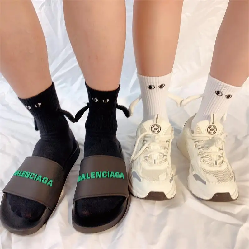 Funny Matching Couple Socks Instagrammable Magnetic Hand Hold Mid Calf Set for Dating Couples BFFs Photo Prop