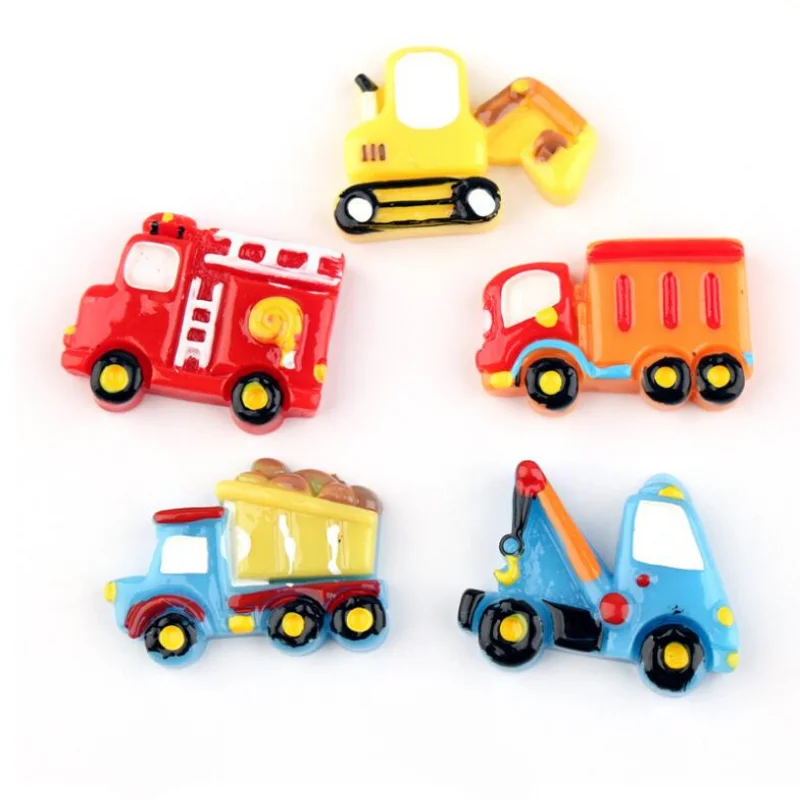 10 stks/partij schattige hars auto ornament ambachten cartoon brandweerwagen flatback handwerk crème lijm telefoonhoes hars diy accessoires