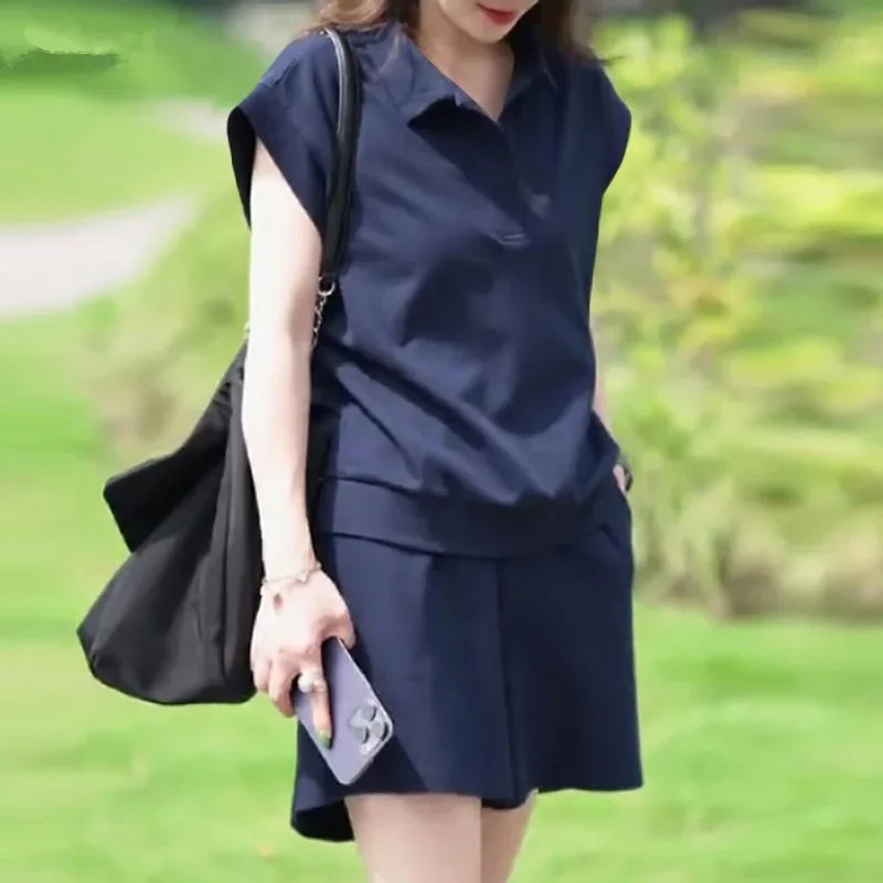 La nuova collezione di abbigliamento da donna primavera/estate 2025 presenta un semplice abito da ufficio con una camicia a maniche corte e pantaloncini con risvolto