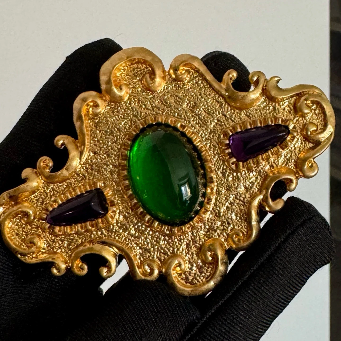 

Europe Retro Green Glazed Gemstone Brass Plated Gold Brooch Women Luxury Vintage Jewelry Accessories Trend