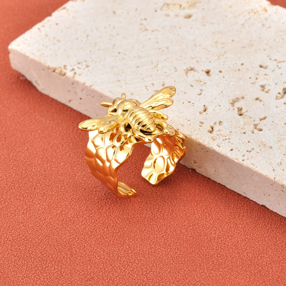 JeeMango Edelstahl-Ring mit niedlicher Biene für Damen, goldfarben, modischer Fingerring, Insekten- und Tierschmuck, Geschenk, Großhandel, R26014
