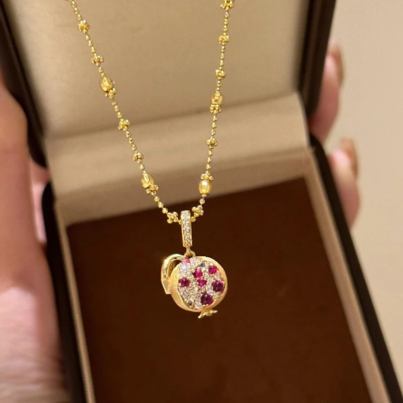 レトロブラッシュダイヤモンド象嵌レッドザクロネックレスハイエンドファッションペンダントデザインカラーチェーンライト高級ジュエリーギフト 1