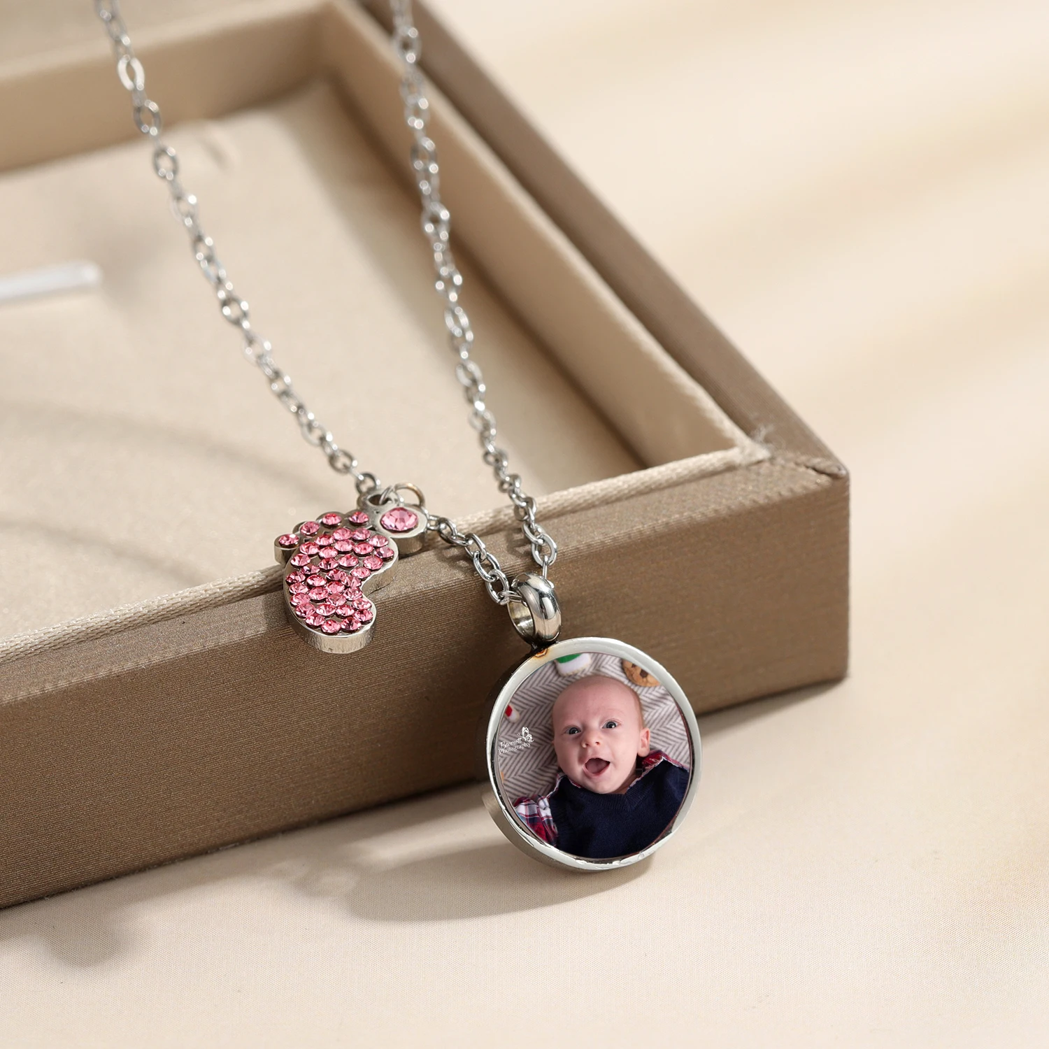 Round Shaped Photo Pendant With Diamond Feet Necklace Personalized Stainless Steel Jewelry Gift For Your Baby Memorial Pictures