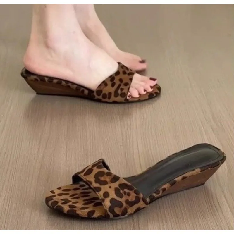 

New Style Fashion Women's Luxury Leopard Women Wedges Heels Slippers Concise Open Toe Slip on Slide Ladies Outdoor Dress Sandals