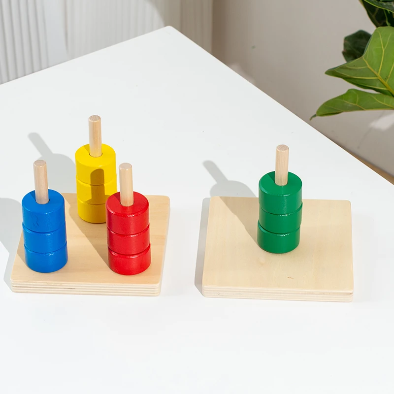 لعبة مكعبات التراص الخشبية الملونة تتميز بأشكال وألوان متنوعة، هذه الكتل تساعد الأطفال على تطوير المهارات الحركية الدقيقة مع