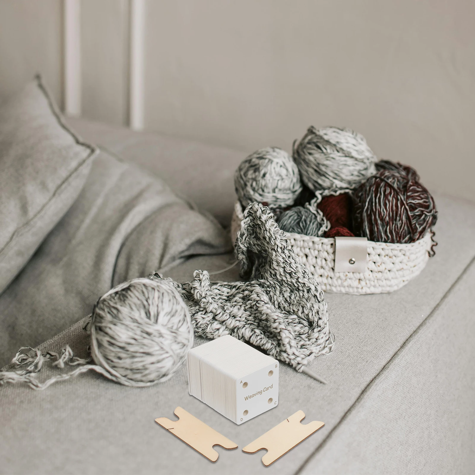 

1Set Small Weaving Tablet Kit with Wooden Shuttles and Cards DIY Tool for Handcrafting Decorative Band Weaving Fun