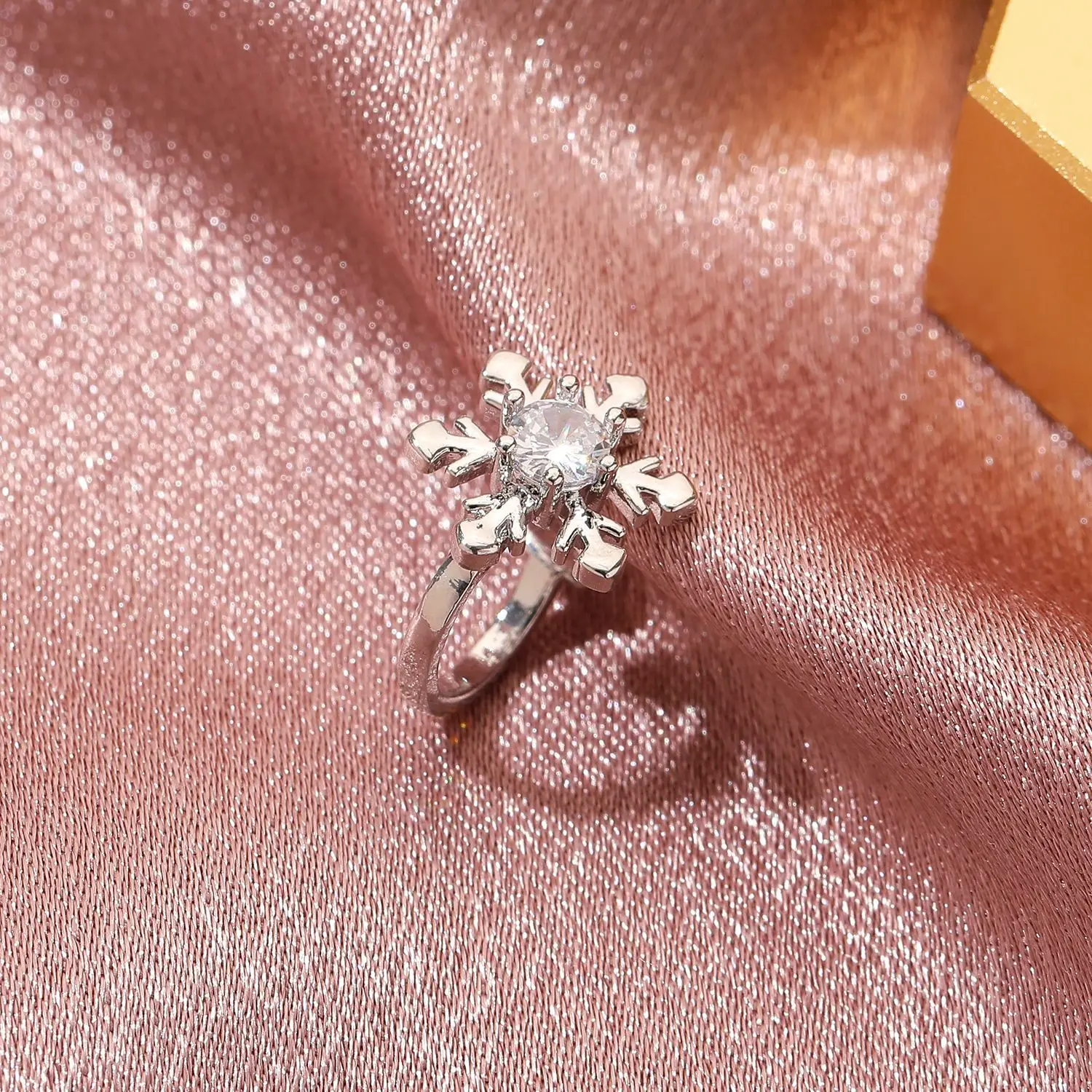 1 قطعة عيد الميلاد ندفة الثلج كليب القرط للنساء هدية موضة جديدة كريستال الزركون جميل بنات السنة الجديدة سحر الأذن مجوهرات