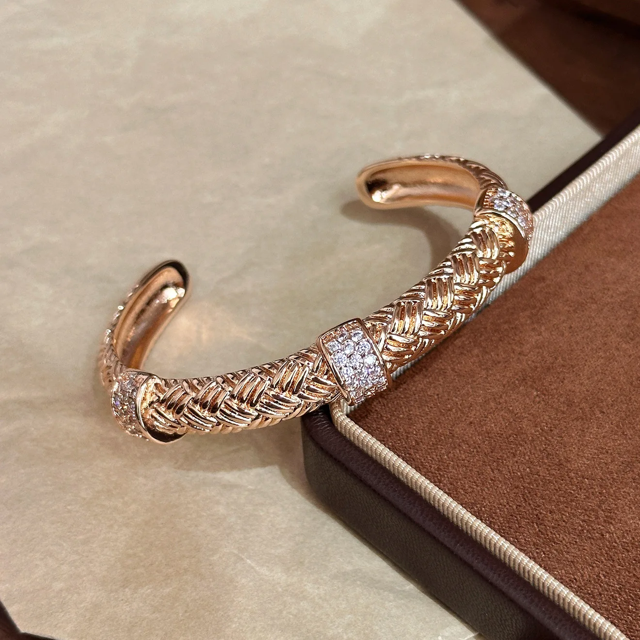 

Женский браслет Artisan с открытой манжетой, винтажный кованый и тканый текстурированный браслет, массивные конфеты в богемном стиле в стиле ретро