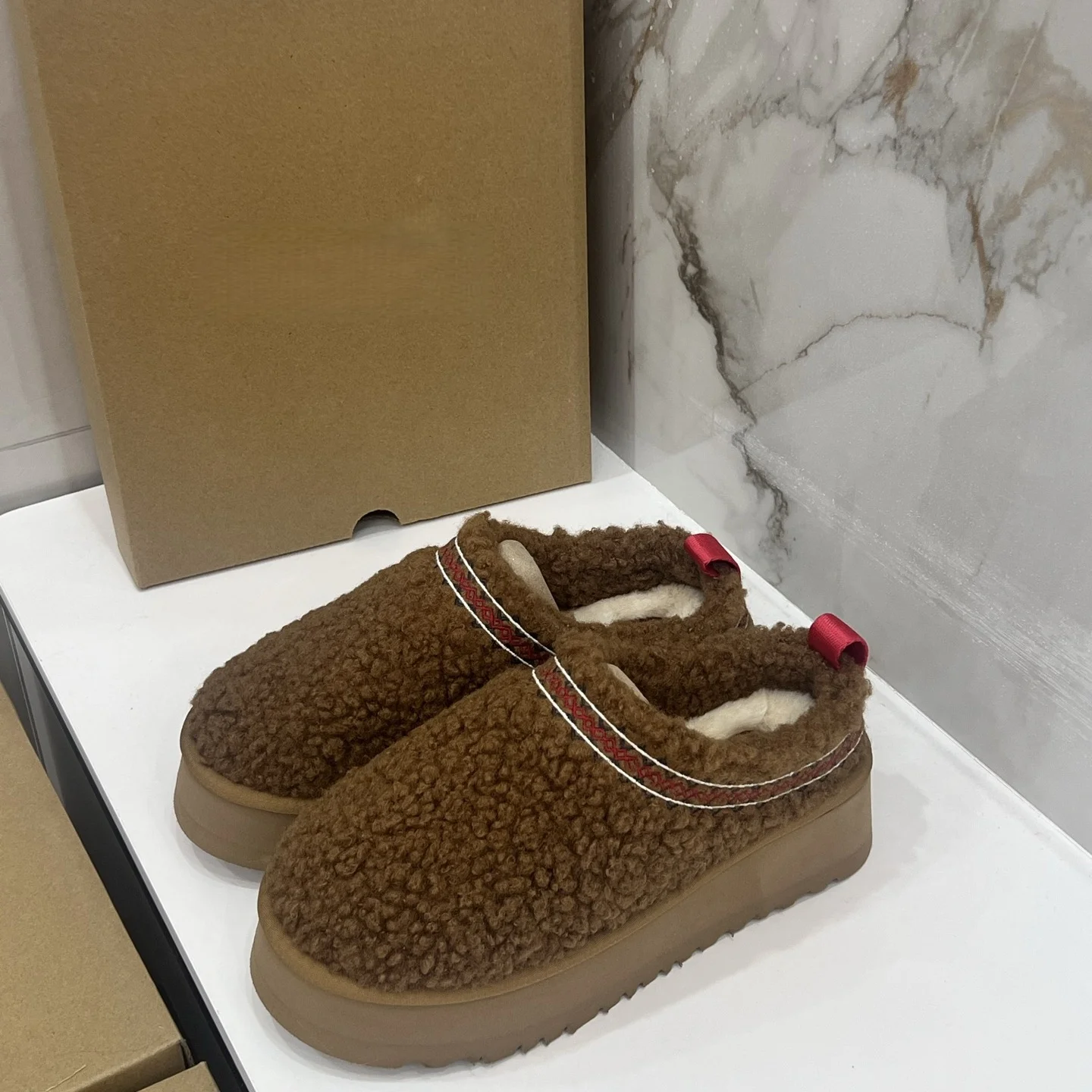 

Нескользящая обувь. Толстые плюшевые зимние ботинки. Новые женские зимние ботинки на платформе из искусственной замши и меха. Женские теплые туфли без шнуровки с хлопковой подкладкой.