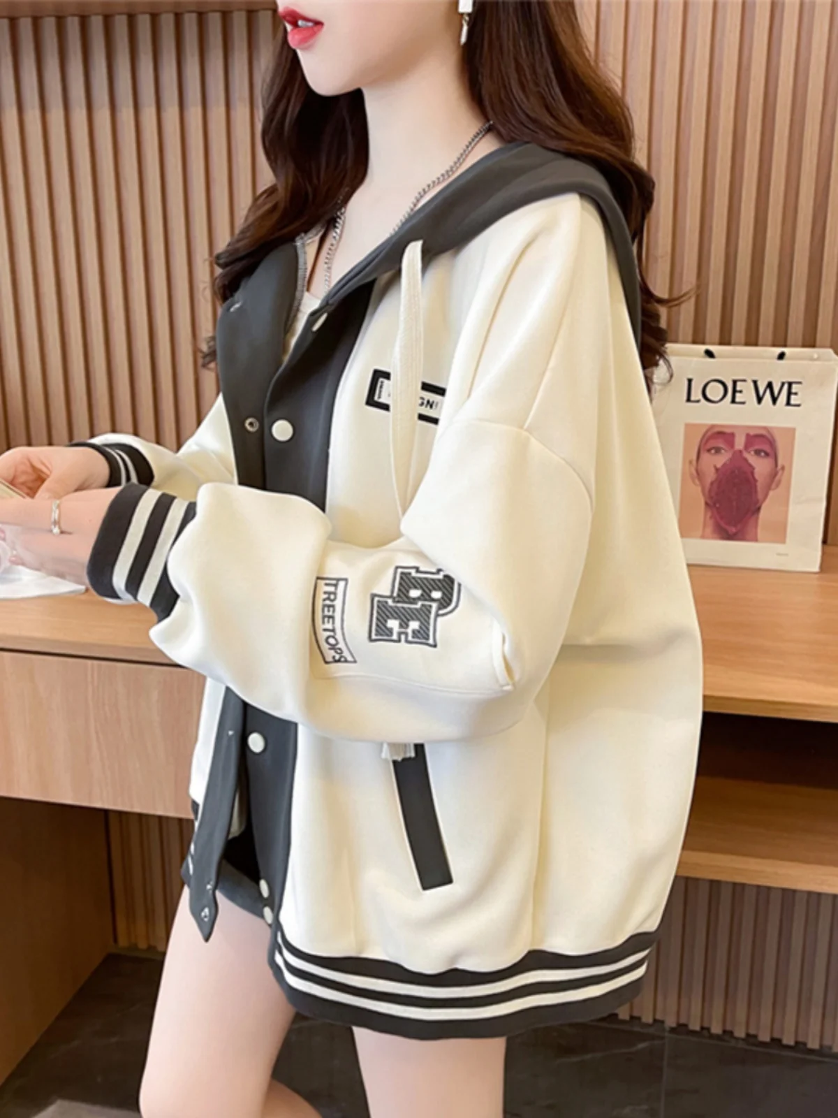 

Бейсбольные куртки женские красные, весенние, с цветными вставками, укороченные, офисные, элегантные, минималистичные, с контрастным подолом, из флиса, с принтом, из твила