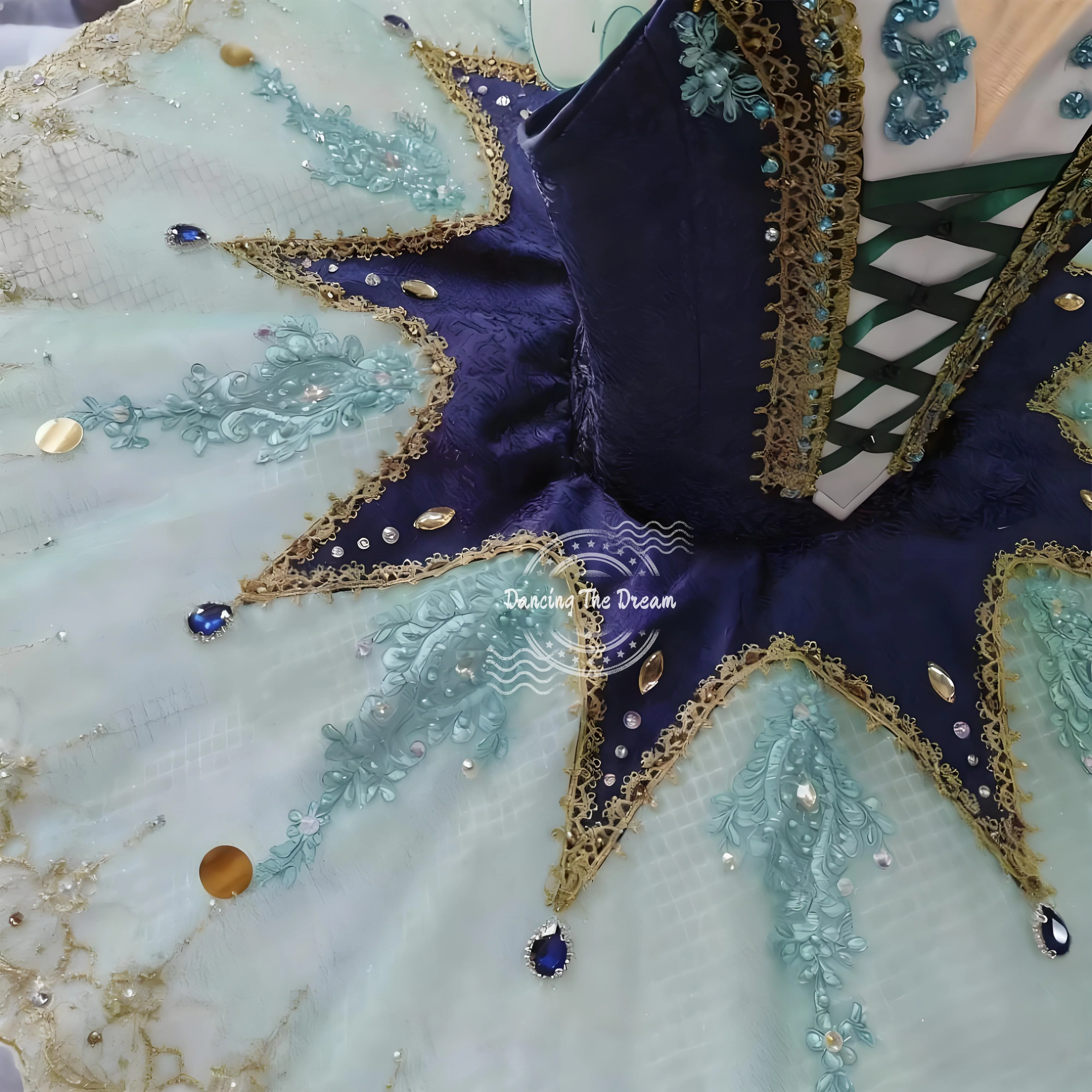 توتو باليه على شكل نجمة زرقاء داكنة مع حواف من النعناع وزخارف ذهبية