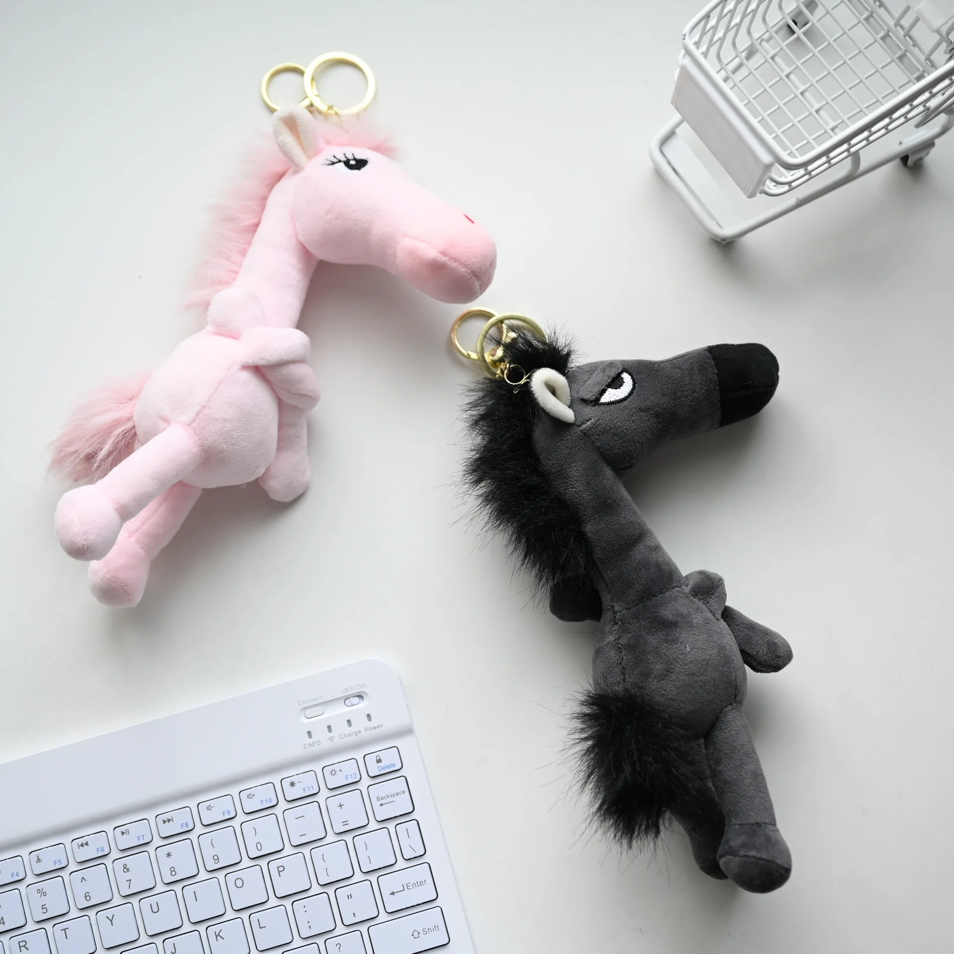 クロミぬいぐるみキーホルダー1個、ポニーファンタジー風、絶妙なスカーフ付き、黒のシミュレーションホース、クリスマスプレゼント