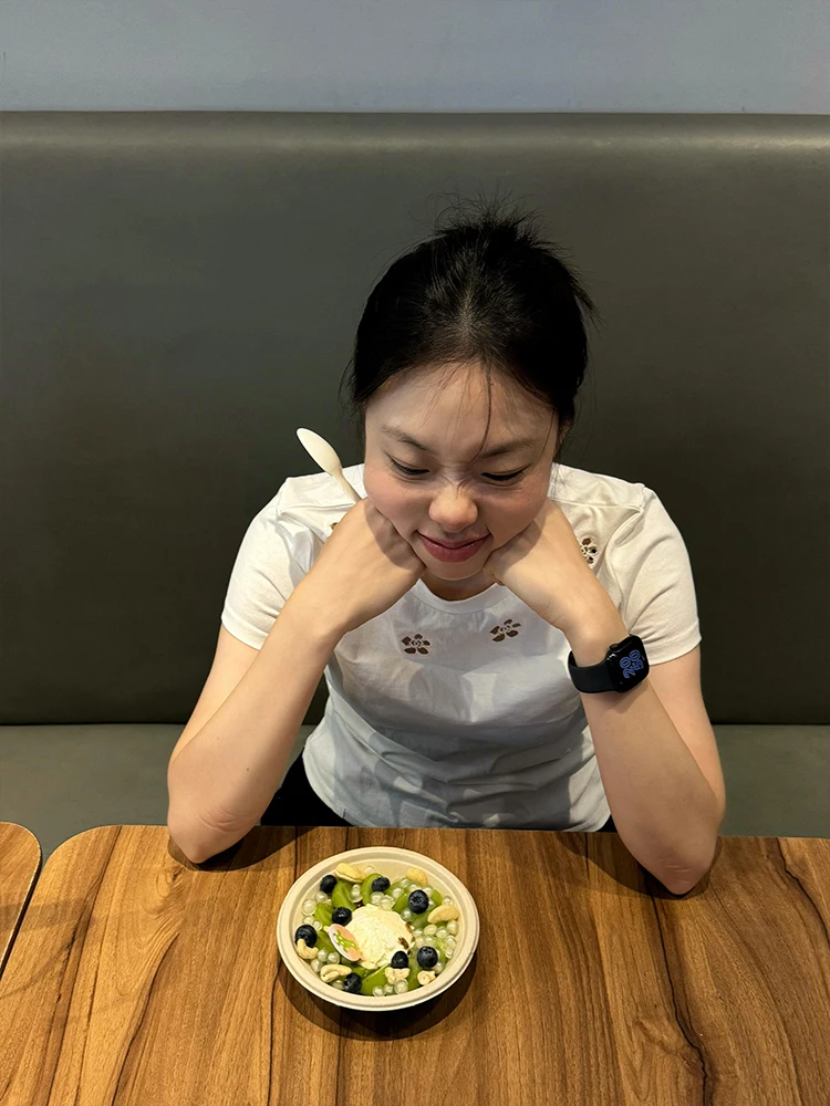 우아한 자수 꽃무늬 반팔 티셔츠 여성 여름 슬림핏 어깨 디자인 화이트 컬러 한국 스타일 면 혼방