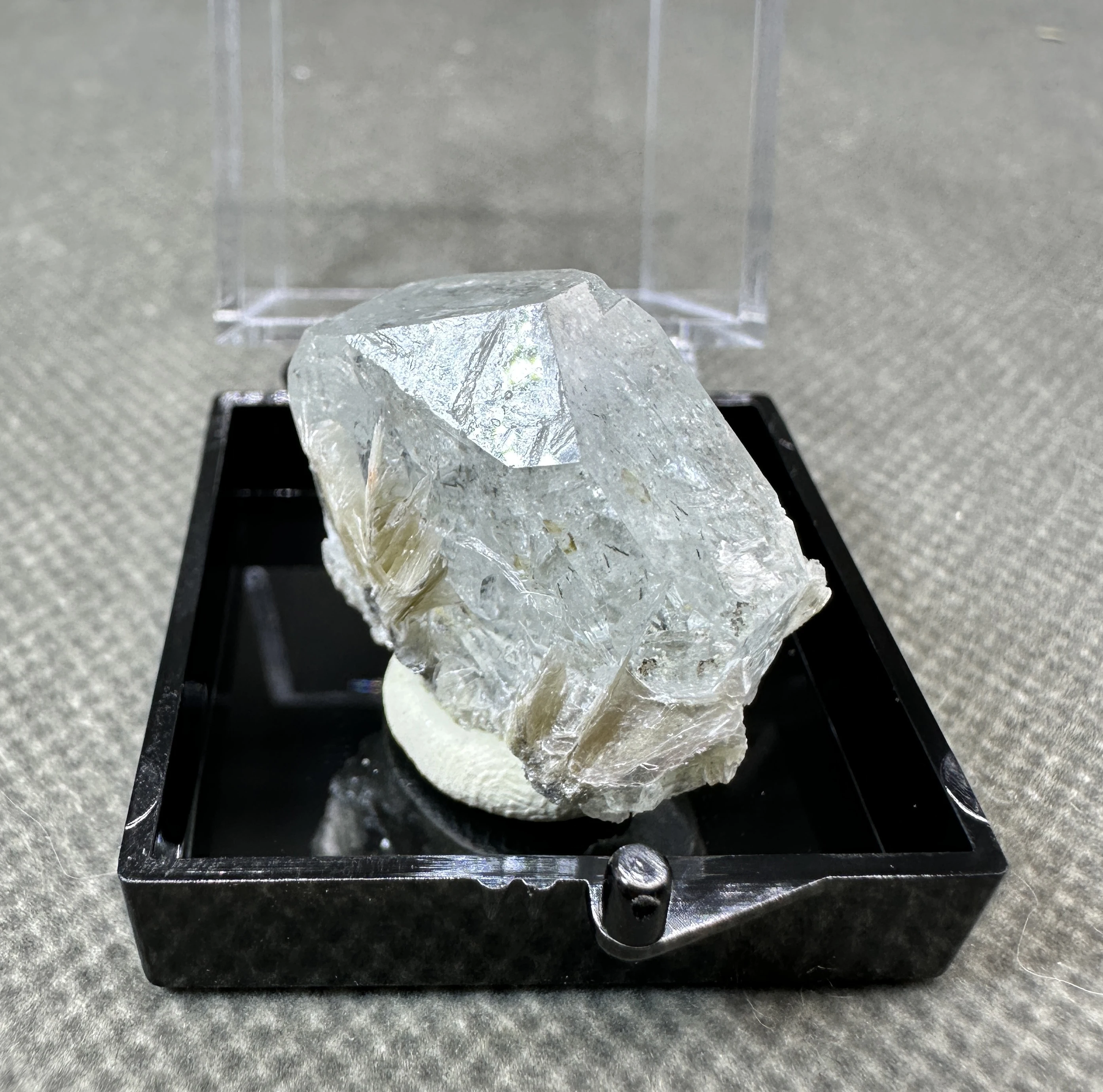 

Драгоценный камень с натуральным аквамарином. Минеральный образец + размер коробки 3,4 см + целебные кристаллы кварца и камни. Драгоценный камень.