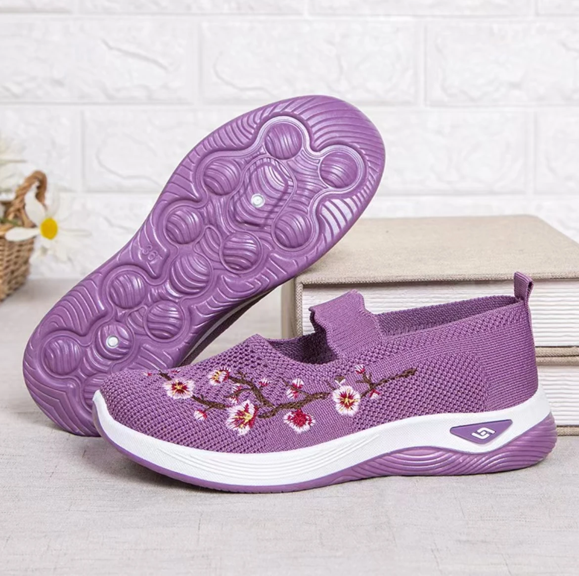 

Mom Shoes Spring and Summer New Shallow Mouth Embroidered Single Shoes Middle-aged and Elderly One-pedal Breathable Casual Shoes