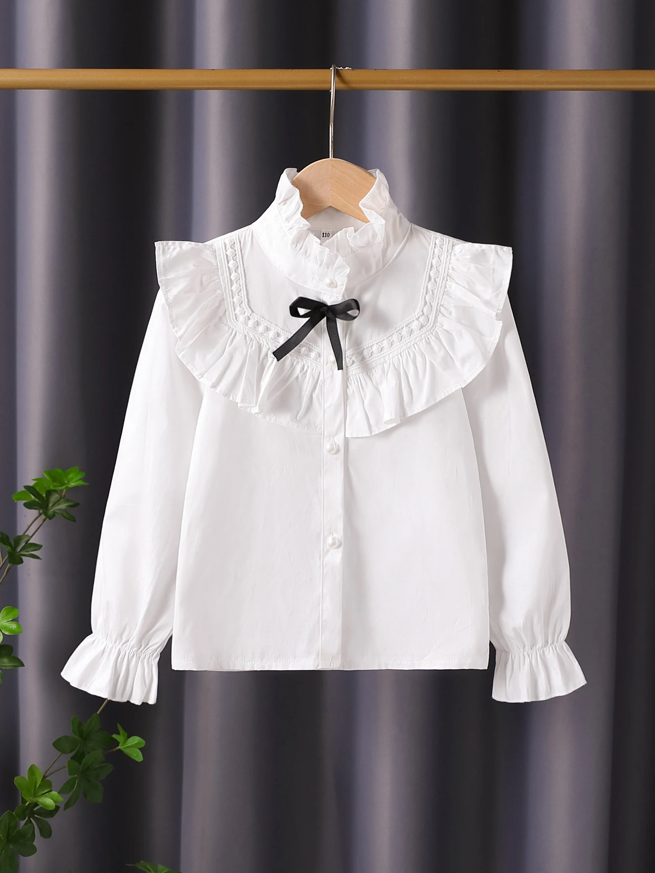 

Весенние и осенние рубашки для девочек – это модно и стильно, однотонные топы с длинными рукавами и украшением черного банта, универсальная школьная одежда на весну и осень для маленьких девочек.