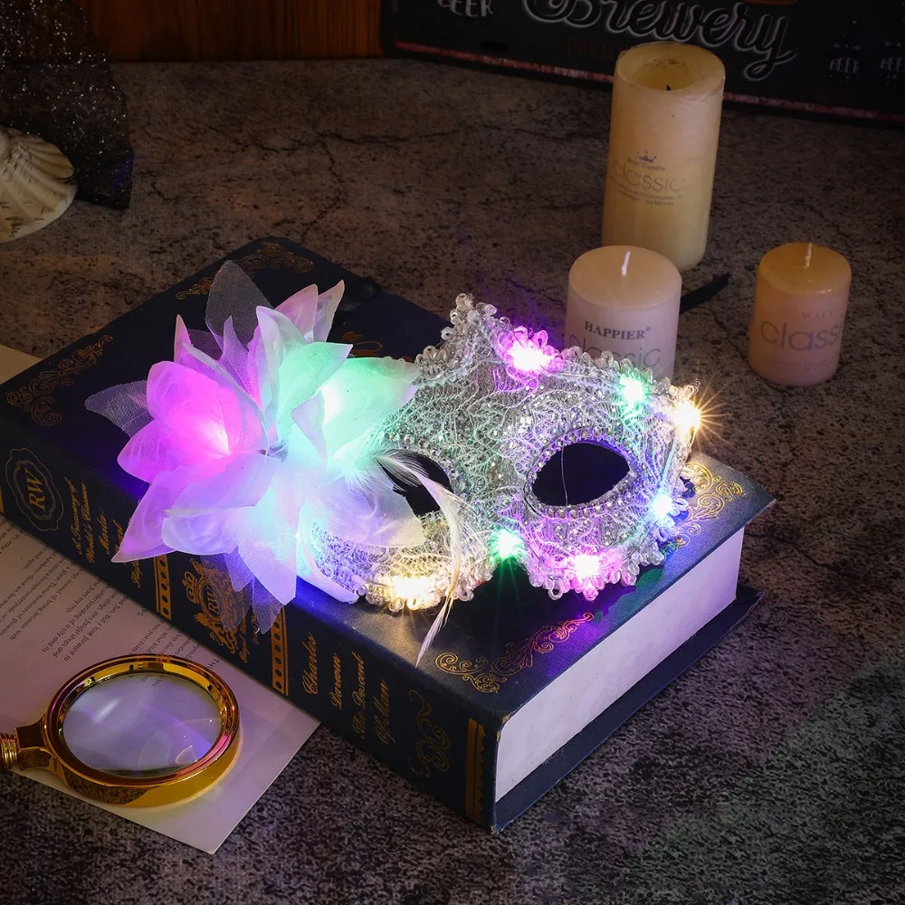 หน้ากากพลาสติกแบบมีไฟ LED รุ่นควีน พร้อมลูกไม้ ประดับขนนกและดอกไม้  หน้ากากแต่งหน้าแบบครึ่งหน้า  หน้ากากแฟนซีสไตล์เวนิส สำหรับผู้หญิง