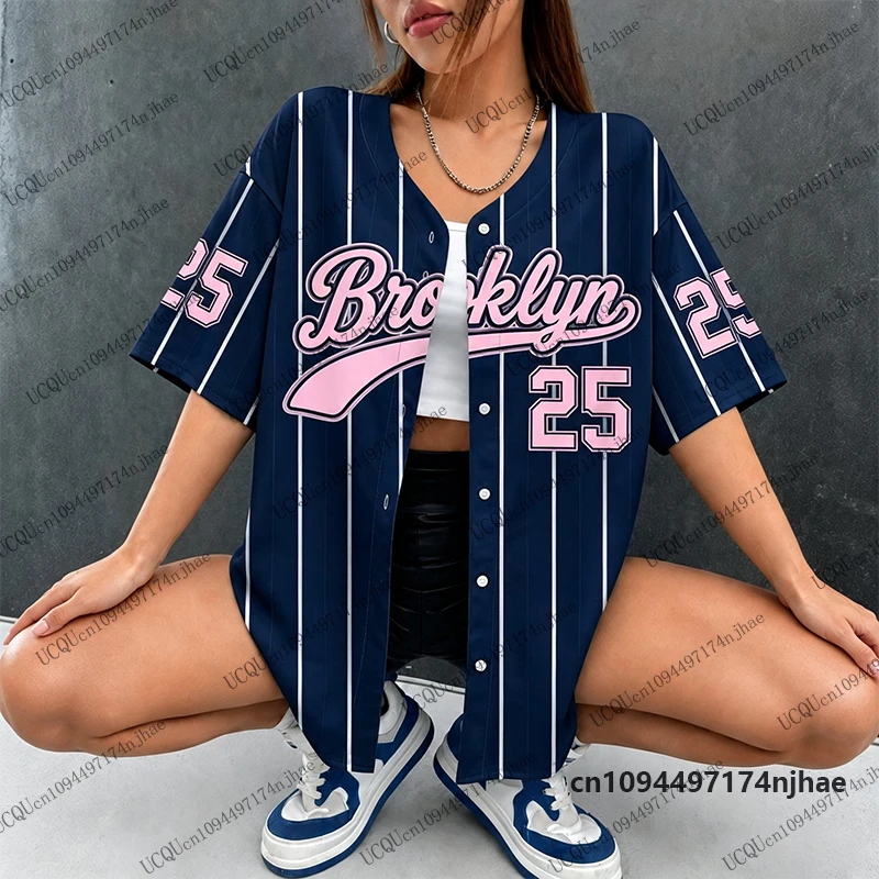 Sommer Neuheit: Schwarzes Brooklyn No.25 Streifen-Print Streetwear Baseball-Shirt für Damen und Herren, Hip-Hop-Bluse mit Kurzen Ärmeln und Knopfleiste – Detail 8