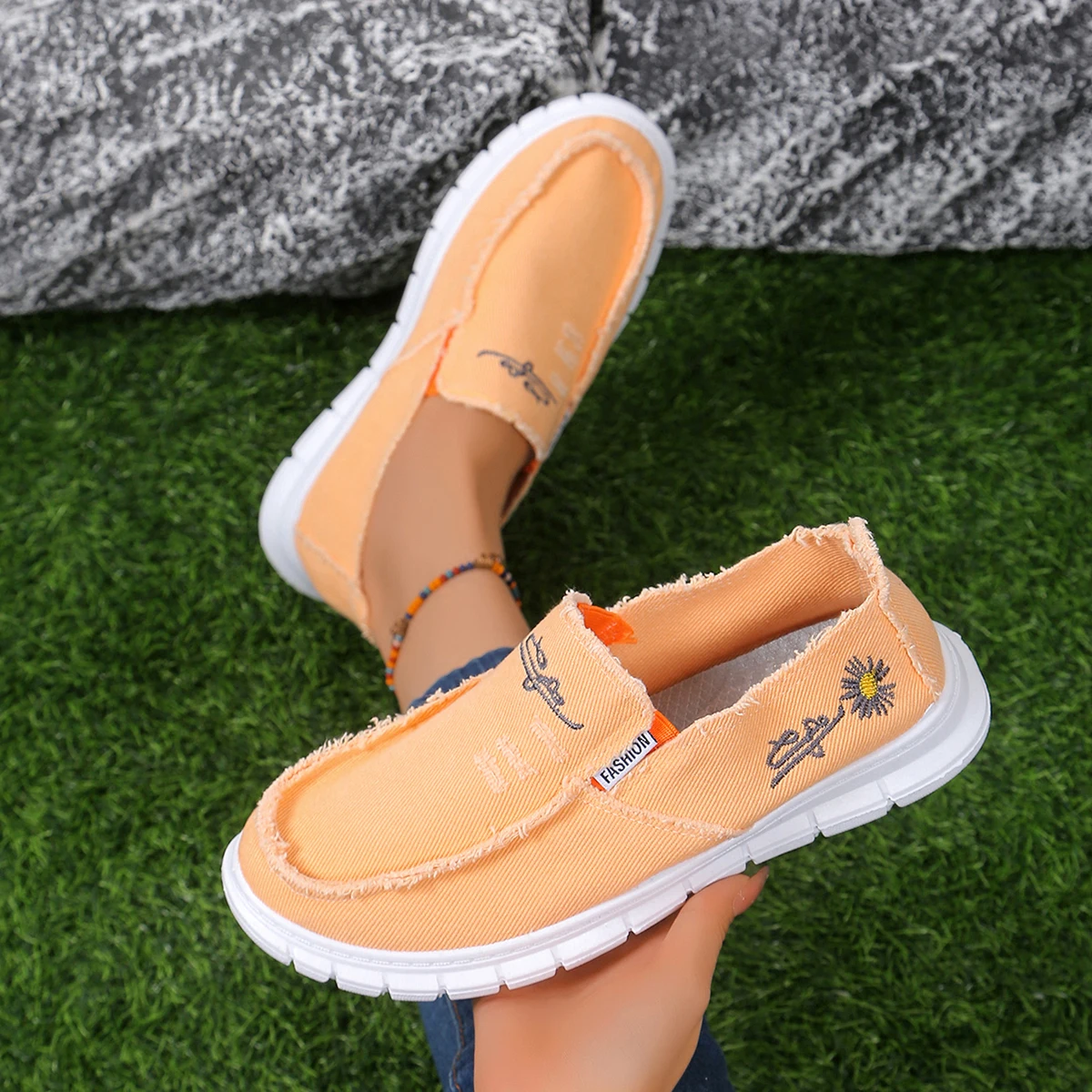 Women's Slip-On Canvas Shoes, Daisy Embroidered Casual Loafers, Comfortable Lightweight Walking Shoes for Daily Wear