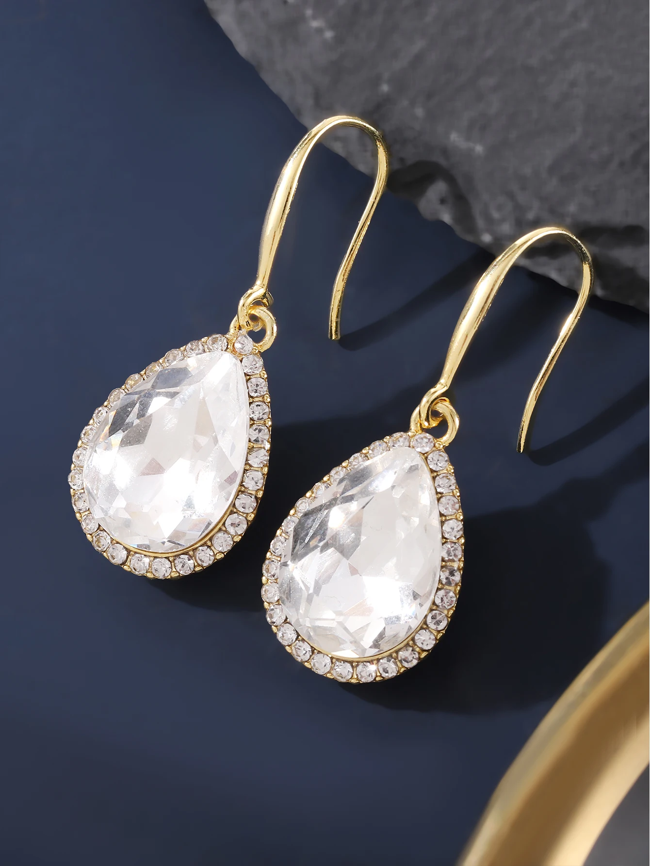 Noble earrings with elegant temperament, sparkling crystal water droplet pendant earrings, women's long water droplet shaped ear