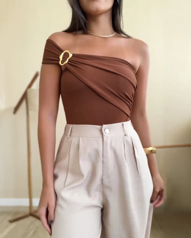 Nueva moda 2025 Tops casuales de verano Sexy elegante sólido un hombro con decoración en forma de corazón mono ajustado ropa de mujer